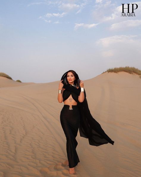 Arabian Nights Photoshoot, Morocco Vacation Outfit, Sahara Desert Outfit Women, Wadi Rum Outfit, Arabian Nights Party Outfit Women, Dubai Safari Outfit, Sahara Desert Outfit, Africa Photoshoot, Arabic Streetwear