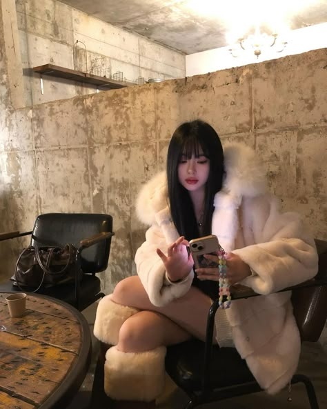 Cute Asian Winter Outfits, Rich Korean Outfit, Rich Korean Aesthetic, Rich Asian Outfit, Asian Winter Outfits, Asian Winter Fashion, Rich Asians Aesthetic, Rich Asian Aesthetic, Korean Fits