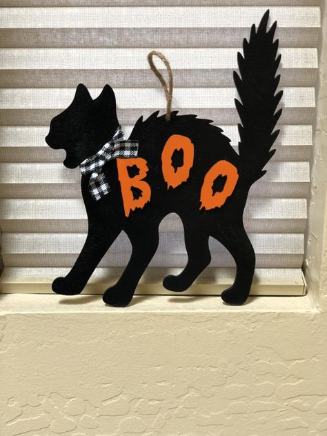 Black Cat Decor Halloween, Halloween Cat Decor, Halloween Cat Decorations, Black Cat Halloween Decorations, Diy Halloween Cat, 1960s Halloween, Feline Beauty, Moldes Halloween, Cat Sign