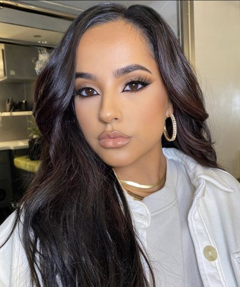 daily becky g on X Becky G Makeup, Becky G Hair, 90s Makeup Trends, 90s Makeup Look, Lip Looks, 90s Makeup, Luminous Silk Foundation, Skincare Inspiration, Mexican Heritage