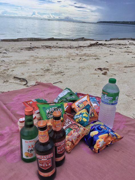 Beach Picnic Food Ideas Friends, Beach Picnic Snacks, Snacks For Beach Day, Beach Aesthetic Picnic, Beach Picnic Aesthetic, Beach Picnic Foods, Snack Lays, Beach Snack, Beach Snacks