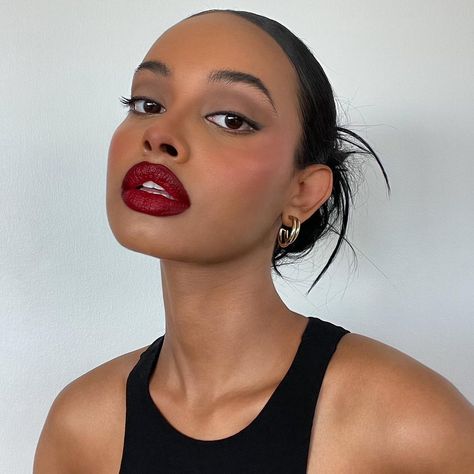 Afnan Dano💋 on Instagram: “Summer tan, red lips, and beautiful earrings✨ @mejuri #mejuri #mejuripartner #Ad” Red Lip Tan Skin, Red Lip Glam, Red Lips Aesthetic, Afnan Dano, Berry Lips Makeup, Dark Red Lipstick Makeup, Red Lipstick Outfit, Red Lip Combo, Red Makeup Looks