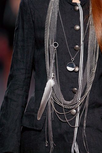 Ann Demeulemeester Jewelry, Gothic Fashion Victorian, Gothic Bohemian, Runway Jewelry, Pendant Ideas, Guy Style, Metal Sculptures, Indie Sleaze, Black Orchid