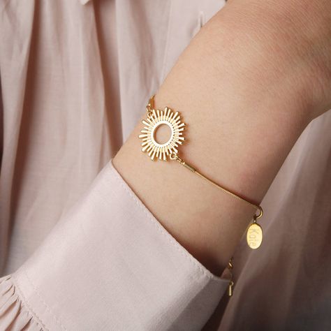 Bracelets Tattoo, Bracelet Tattoos, Sun Bracelet, Antique Gold Bracelet, Bracelet Tattoo, Mangalsutra Design, Gold Sunburst, Gold Bangles For Women, Diamond Bracelet Design