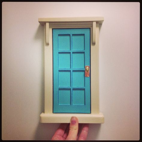 A sky blue fairy door. Dollhouses Ideas, Tiny Doors, Halloween Bottles, Slime Craft, Small Wonder, Blue Fairy, Fairy Door, Fairy Doors, A Sky