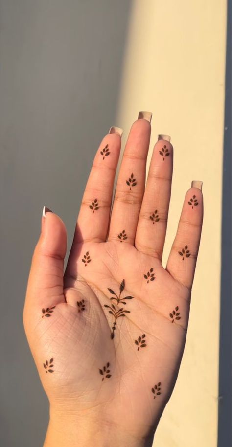 Style Mehndi Design, South Asian Fashion, Henna Mehndi Designs, Back Hand Mehndi Design, Short Mehndi Design, Back Hand Mehndi, Simple Mehendi Designs, Henna Designs Wrist, Tato Henna