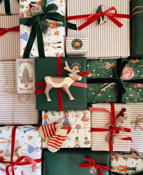 All Posts • Instagram Creative Christmas Gift Wrapping, Christmas Wrapping Ideas, Christmas Present Wrap, Christmas Gift Wrapping Ideas, Wrapping Inspiration, Christmas Gift Packaging, Christmas Wrap, Creative Christmas Gifts, Gift Wrapping Inspiration