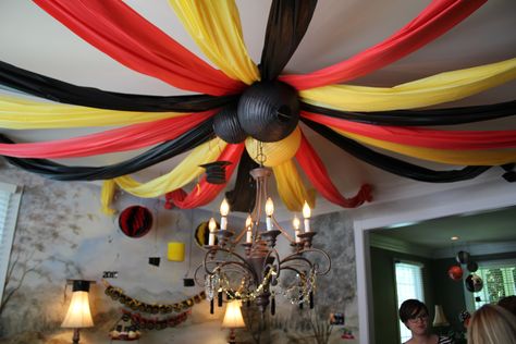 German Party Ideas, Octoberfest Party Ideas Decorations, German Themed Party Decorations, Octoberfest Tablescapes, Germany Themed Party, Germany Party, German Party, Germany For Kids, Easy Vanilla Cake