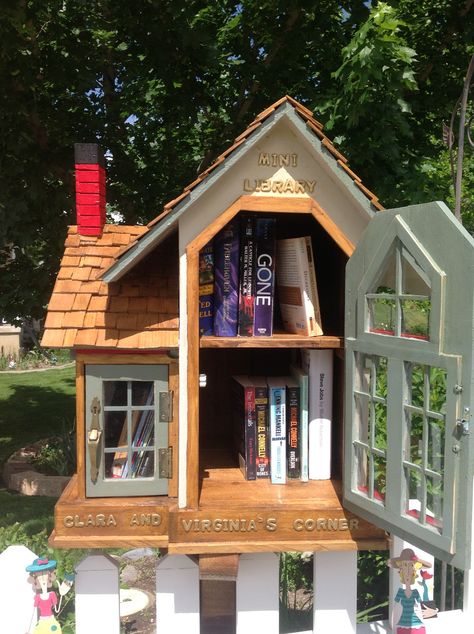 44 Little Free Library Plans That Will Inspire Your Community to Read Little Free Library Plans, Little Free Pantry, Tiny Library, Street Library, Library Plan, House Image, Library Inspiration, Lending Library, Mini Library