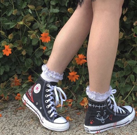 Black Converse, Converse Shoes, Fashion Show, Converse, Socks, Sneakers, Flowers, White, Black