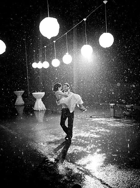 Rainy Wedding Photos, Rain Wedding, Rain Dance, Rainy Wedding, Singing In The Rain, Photo Couple, Rain Photography, Dancing In The Rain, Wedding Dance