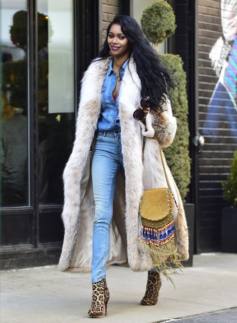 Jessica White Faux Fur Coat Outfit Winter Chic, White Faux Fur Coat Outfit, White Fur Coat Outfit, Fur Coat Street Style, Faux Fur Coats Outfit, Fur Street Style, Fur Outfit, Bad Outfits, Fur Coat Outfit