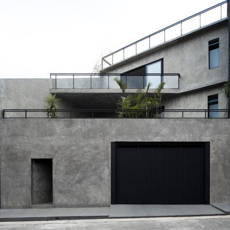 Paris House / Casa14 Arquitetura | ArchDaily Industrial House Exterior, Paris House, Concrete Interiors, Industrial Home Design, Concrete Houses, Concrete Architecture, House Design Exterior, Paris Home, Concrete Home