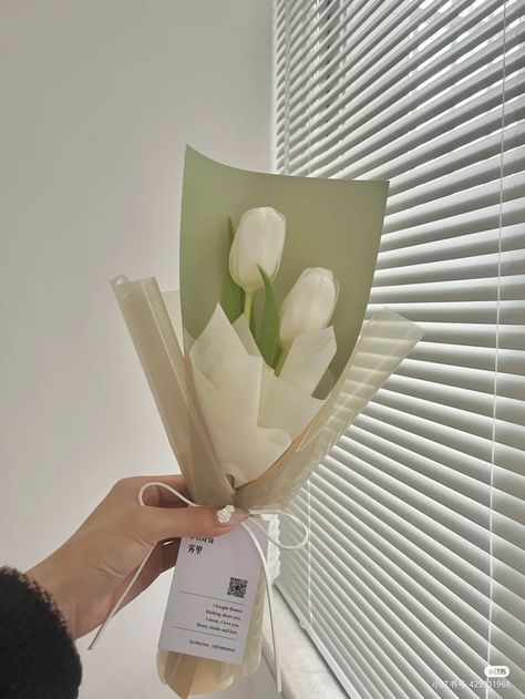 Bouquet In Box Gifts, 3 Flower Bouquet Simple, Bouket Flowers Gift, Single Flower Aesthetic, Flower Wrapping Ideas Florists, Single Tulip Bouquet, Bouquet Wrap Ideas, Single Bouquet Flower, Tulip Wrapping