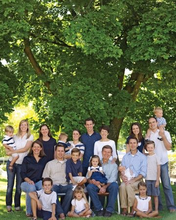 Reunion 101 Martha Stewart Entertaining, Large Family Pictures, Family Reunion Photos, Large Family Portraits, Large Family Poses, Family Photo Colors, Big Family Photos, Extended Family Photos, Large Family Photos