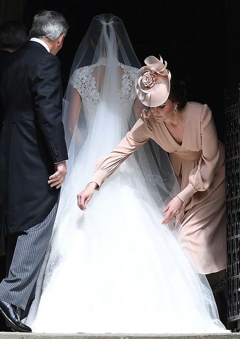 Duchess of Cambridge, Princess Catherine with her sister, Pippa Middelton on her wedding day May 20, 2017 Pippa Middleton Wedding Dress, Pippas Wedding, Pippa Middleton Wedding, Pippa And James, Duchesse Kate, Pippa Dress, Düşes Kate, Prince William Et Kate, Middleton Wedding