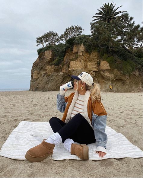 Beach Bonfire Outfit Winter, Charleston Fashion Winter, Boho Winter Aesthetic, Fall Cozy Aesthetic Outfits, Maine Outfits Winter, Idaho Winter Outfits, Fall In Maine Outfits, Pnw Beach Outfit, Oregon Coast Aesthetic Outfit