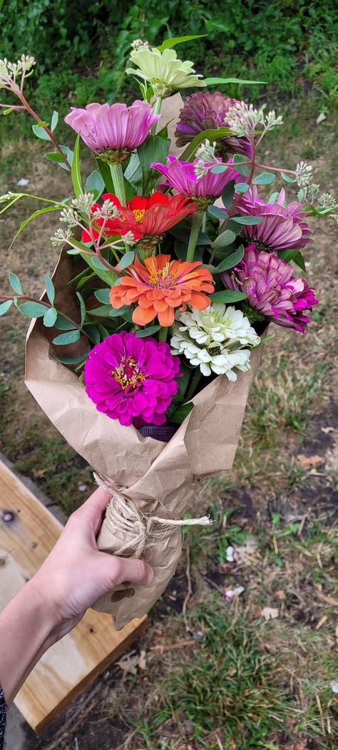 Zinnias Bouquet, Flowers Wrapped In Brown Paper, Zinnia Bouquet, Flower Shop Decor, 3d Paper Flowers, Diy Bouquet Wrap, Zinnia Flowers, Sunflower Bouquets, Flower Farmer