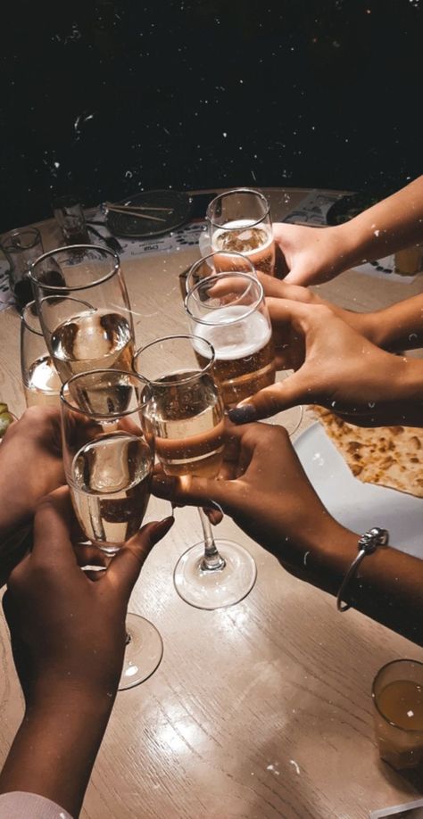 #cheers #pinterest #friends #happynewyear Pinterest Friends, Filmy Vintage, Story Fake, Alcohol Aesthetic, Cheer Girl, Instagram Inspiration Posts, Mood Instagram, Creative Instagram Stories, Instagram Blog