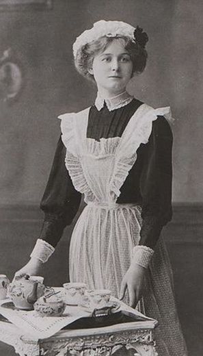 A maidservant prepares to serve tea Victorian Maid, Maid Uniform, Maid Outfit, Maid Dress, Edwardian Fashion, Edwardian Era, White Photo, Vintage Pictures, Vintage Photographs