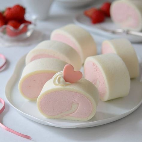 Aesthetic Roll Cake, Cute Things Aesthetic, Sweets Aesthetic, Cream Roll, White Food, Cute Baking, Pretty Dessert, Swiss Roll, Strawberry Cream