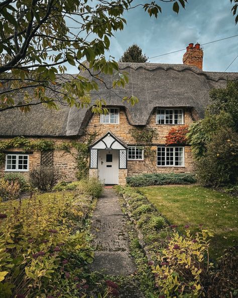 Exton village in Rutland is the epitome of a quintessential English village, with its charming stone houses surrounding a picturesque village green, shaded by grand, mature trees. This particular house stood out to me, especially with the stunning autumn colors enhancing its beauty. It’s hard to imagine a scene more quintessentially English than this. - #rutland #englishcottage #thatchedcottage #traditionalarchitecture #prettyhome Village Architecture, Forest Castle, British Village, Village Green, British Home, Oak Forest, English Village, Thatched Cottage, Traditional Architecture