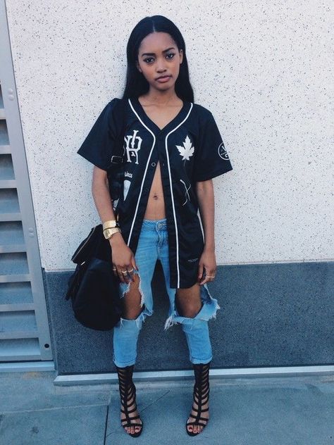 Follow @BaddieB98 fa more poppin shihhh ✨🔐🥰 Baseball Jersey Outfit Women, Baseball Jersey Outfit, Jersey Outfit, Dope Fashion, Gaming Clothes, Baseball Jersey, Looks Vintage, Fashion Killa, Urban Fashion