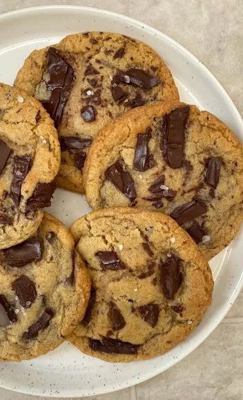 Vegan Chocolate Chip Cookies | Food By Remi Ultimate Chocolate Chip Cookies, Oreo Cookie Dough, Ultimate Chocolate Chip Cookie, Creamy Macaroni And Cheese, Levain Bakery, Vegan Chocolate Chip Cookies, Easy Chocolate Chip Cookies, Perfect Chocolate Chip Cookies, Edible Cookies