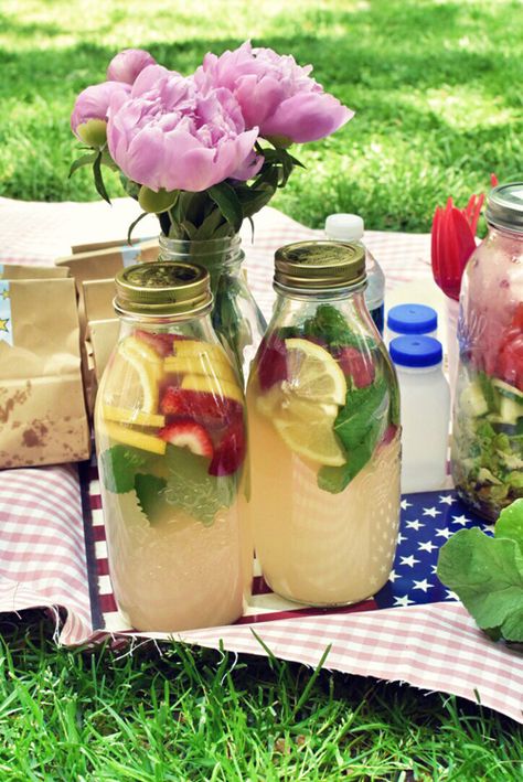 Cake Picnic, Aesthetic Cake, Mint Lemonade, Picnic Aesthetic, Picnic Inspiration, Picnic Essentials, Strawberry Mint, Picnic Ideas, Romantic Picnics