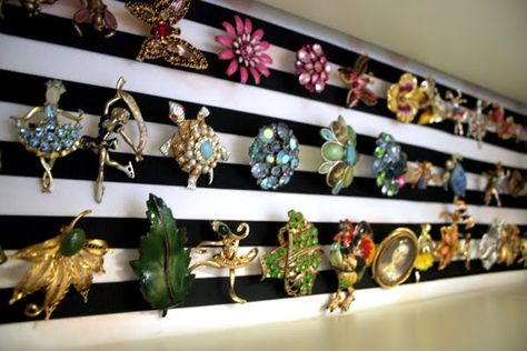 Heirloom brooches displayed on memo board. Vintage Jewelry Display, Jewerly Display, Brooch Display, Vintage Jewelry Diy, Antique Ring Box, Jewerly Displays, Wire Diy, Jewelry Display Case, Diy Jewelry Display