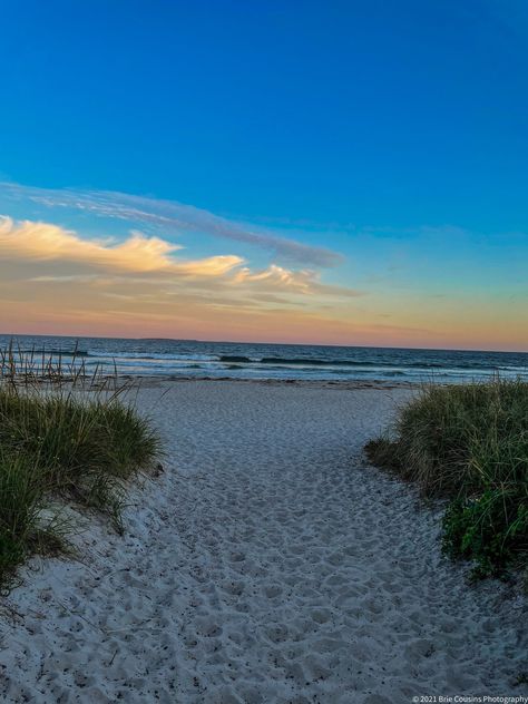 Path to the beach in Old Orchard Beach 2021 Beach Path, Old Orchard Beach, Belle Nature, Old Orchard, Pretty Beach, Sky Pictures, Pretty Landscapes, Pretty Sky, Dream Holiday