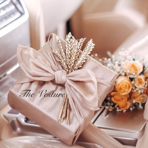 Hidden Hantaran Ideas, Hidden Hantaran, Hantaran Ideas, Pretty Gift Wrapping Ideas, Wedding Gift Hampers, Hamper Gift Basket, Wedding Gift Pack, Creative Wedding Gifts, Bridal Gift Wrapping Ideas