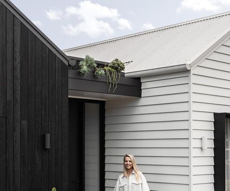 A modern monochrome farmhouse in North Richmond, NSW Monochrome House, Scandinavian Exterior, Weatherboard House, Scandinavian Farmhouse, White Exterior Houses, Modern Barn House, Modern Monochrome, H Design, Modern Farmhouse Exterior