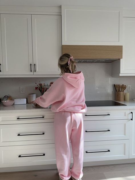 20+ Sweatpants Outfits You Can’t Get Around on Pinterest Right Now 6 Aritzia Sweat Set Outfit, Aritzia Sweat Set, Sweat Set Outfits Women, Comfy Girly Outfits, Pink Sweatpants Outfit, Sweat Set Outfits, Thick Outfits, Pink Sweatsuit, Outfits Sweatpants