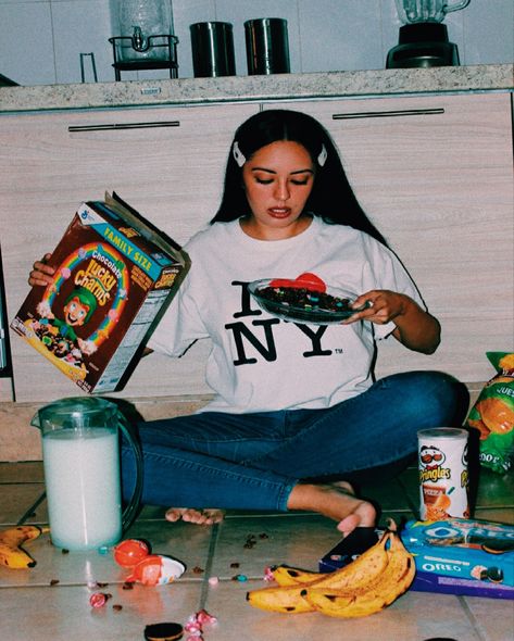 Eating Cereal Pose, Dorm Photoshoot, Cereal Photoshoot, Kitchen Photoshoot Ideas, Cereals Photography, 1990s Photography, Kitchen Photoshoot, Photography 70s, Food Photoshoot