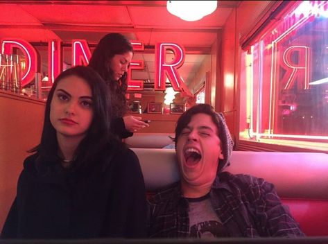 #jugheadjones #veronicalodge #riverdale #jughead #mood #camila #lodge #cole #sprouse #veronica #jones #mendes  https://weheartit.com/entry/326335589 Cole Spouse, Riverdale Cole Sprouse, Cami Mendes, Riverdale Aesthetic, Riverdale Memes, Riverdale Funny, Camila Mendes, Veronica Lodge, Jughead Jones