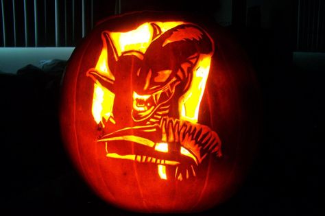 xenomorph pumpkin by YXZY Alien Pumpkin Carving, Pumpkin Carving Spooky, Xenomorph Head, Alien Pumpkin, Pumpkin Song, Pumpkin Stencils Free, Alien Alien, Halloween Tricks, Pumpkin Stencils