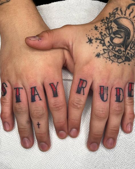 American Traditional Knuckle Tattoos, Old School Tattoo Writing, Old School Tattoo Lettering, Finger Tattoo Traditional, American Traditional Finger Tattoos, Old English Finger Tattoo, Letter Knuckle Tattoos, Crossed Fingers Tattoo Traditional, Traditional Finger Tattoos