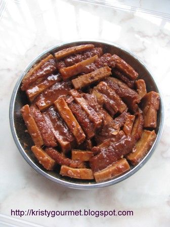 This hakka steamed braised pork in taro is one of the many popular hakka dish to be served during the festive celebration. In older da... Hakka Recipe, Hakka Food, Bbq Pork Roast, Taro Recipes, Chinese Dessert Recipe, Asian Treats, Chinese Street Food, Dim Sum Recipes, Cantonese Cuisine