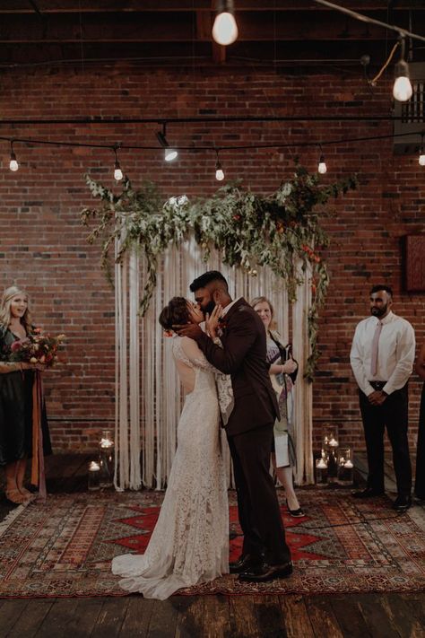 Boho Wedding Ceremony Indoor, Boho Ceremony Backdrop, Wedding Ceremony Indoor Backdrop, Wedding Historic Building, Rug Altar Wedding, Boho Industrial Wedding Decor, Brick Wedding Decor, Simple Indoor Wedding Decorations, Rug Wedding Ceremony