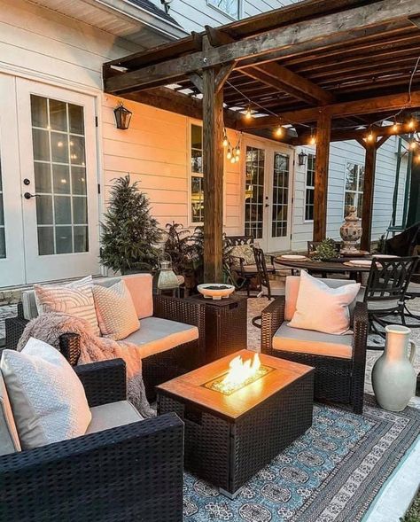 Georgian Farmhouse, Backyard Fire Pit, Fire Pit Ideas, Cozy Backyard, Cozy Patio, Aesthetic Garden, Patio Inspiration, Backyard Remodel, Backyard Porch