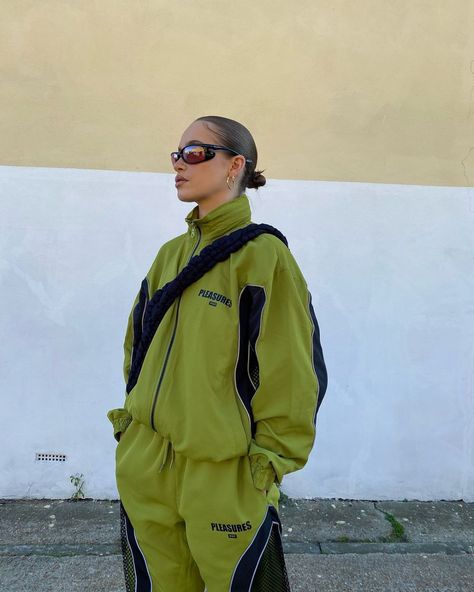 Fall Street Wear, Ritual Clothing, Windbreaker Tracksuit, Streetwear Windbreaker, Activewear Photoshoot, Womens Streetwear, Instagram Jewelry, Hijabi Style, January 20