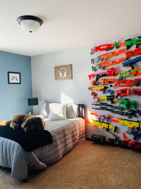 Nerf Bedroom Ideas, Nerf Room Ideas Boys, Cool Boy Bedroom Ideas, Boys Room Shelving Ideas, Cool Boy Rooms, Boys Room Shelves, Boy Room Decor Ideas For Kids, Nerf Bed, Nerf Wall Boy Rooms