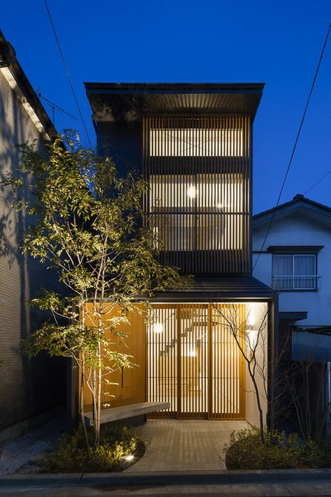 Japanese House Modern, Japanese Home Exterior, Japanese Facade, Japanese Tiny House, Japanese House Exterior, Small Japanese House, Tiny House Japan, Japanese Small House, Machiya House