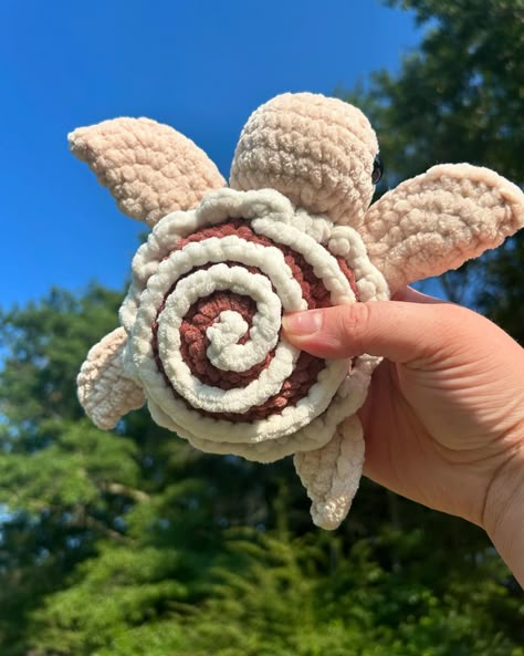 This little guy turned out so cute!!���💛 Pattern by @happyturtlecrochet #crochet #turtle #smallbusiness Crochet Turtle Ideas, Crochet Turtles, Turtle Crochet, Crochet Plushies, Crocheting Ideas, Crochet Turtle, Crochet Food, Fun Crochet, Fun Crochet Projects