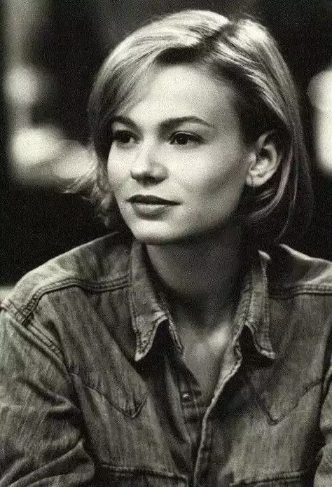 Samantha Mathis. She reminds me of Vivienne in her mid to late 20s, early 30s. Samantha Mathis, Black And White Movie, River Phoenix, Celebrity Trends, Cut My Hair, Movie Photo, Interesting Faces, Famous Celebrities, Animation Film