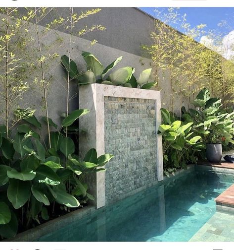 Pool Water Feature Wall, American House Interior, Backyard Spa, Water Feature Wall, Pool House Designs, Pool Rules, Pool Water Features, Blue Fountain, Swimming Pool House