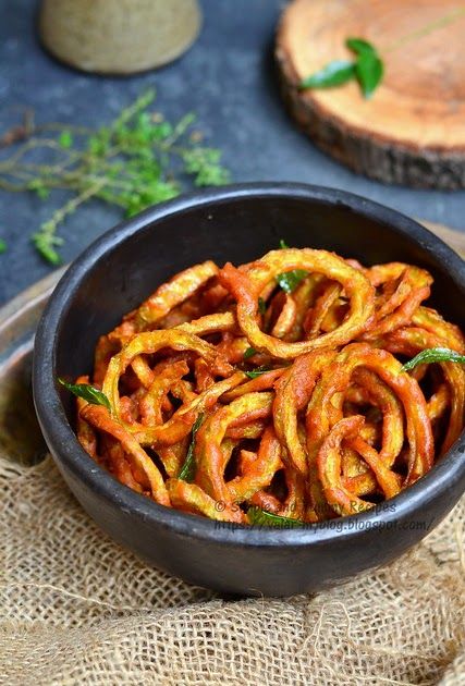 Snake gourd fritters is a very easy recipe that can be prepared within 20 mins. The fritters are very crispy from outside and soft from inside. Snake Guard Recipe Indian, Fried Fritters Recipe, Gourd Recipes, Bottle Gourd Recipe, Snake Gourd, Snacks Appetizers, Bottle Gourd, Fried Fish Recipes, Fritter Recipes