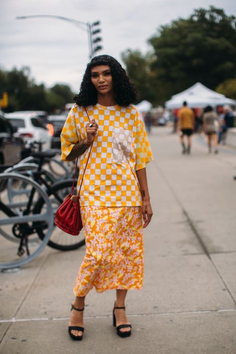 The 54 Best Street Style Looks From New York Fashion Week Spring 2023 - Fashionista Diy Fashion Show, Fashion Week Spring 2023, Summer Outfits Women 20s, Casual Glam, 9 September, New York Fashion Week Street Style, Fashion Silhouette, Nyfw Street Style, The Best Street Style