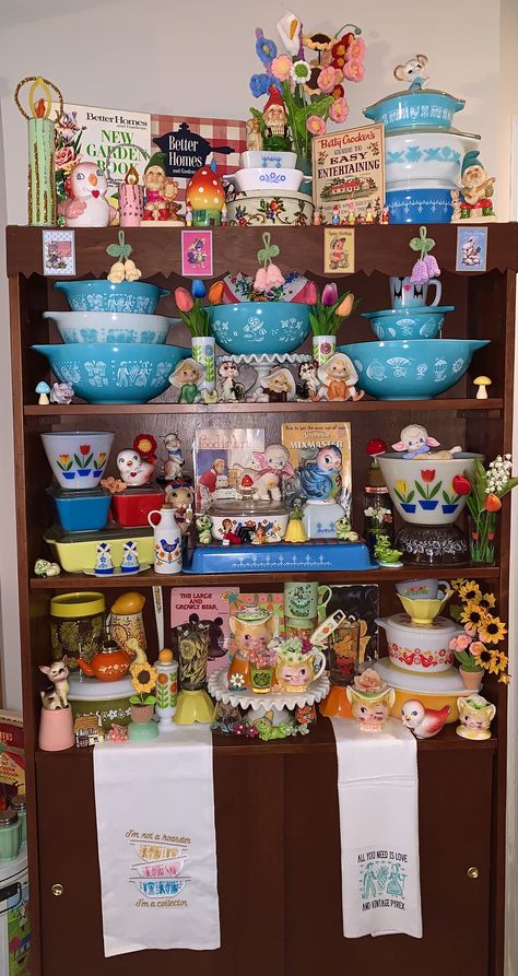 #kitsch #kitschy #pyrex #vintage #vintagekitchenware #1950s #1960s #hutch #aesthetic American Kitsch, Vintage Kitsch 1950s, Trendy Kitchen Decor, Modern Kitchen Lighting, Kitschy Decor, Vintage Apartment, Kitsch Decor, Booth Displays, Modular Kitchen Designs